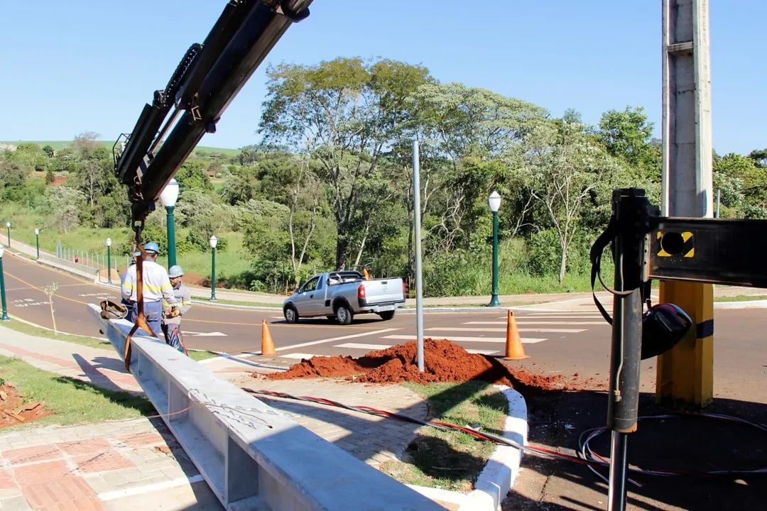 Copel retira poste mal posicionado na Zona Sul