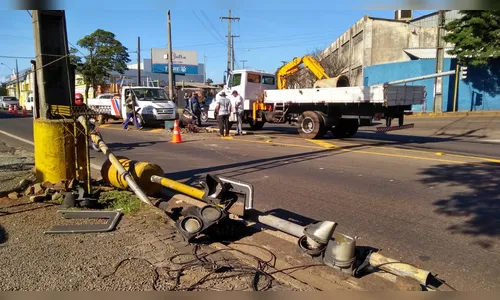 Carreta bitrem derruba semáforo na Avenida Minas Gerais 