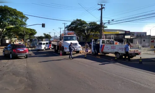 
						
							Carreta bitrem derruba semáforo na Avenida Minas Gerais 
						
						