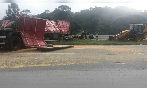 Motorista fica ferido após tombar caminhão na BR-376 em Tijucas do Sul 
