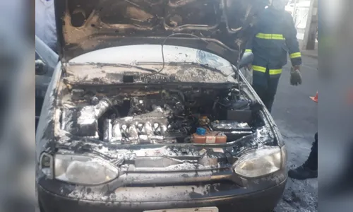 Incêndio em veículo mobiliza Bombeiros no centro de Apucarana 