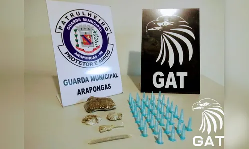 Jovem de 20 anos que estava com a filha é presa suspeita de tráfico de drogas 