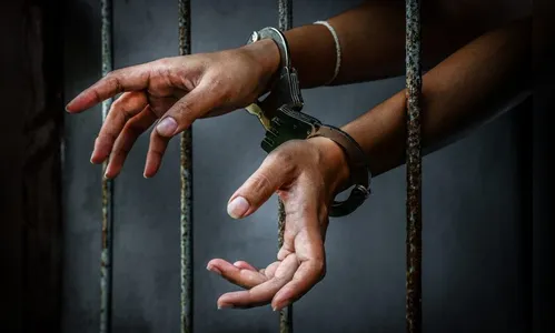 Mulher de 29 anos é detida através de um mandado de prisão