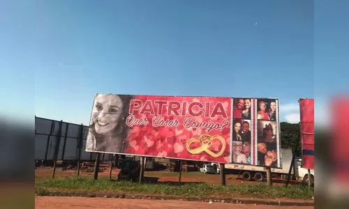 Homem pede namorada em casamento com mensagem em outdoor