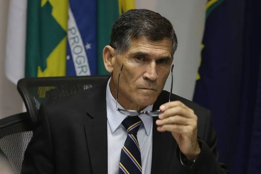 Bolsonaro demite ministro Santos Cruz e chama outro general para Secretaria de Governo