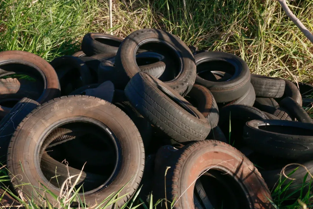 Prefeitura investiga descarte irregular de pneus no Pirapó