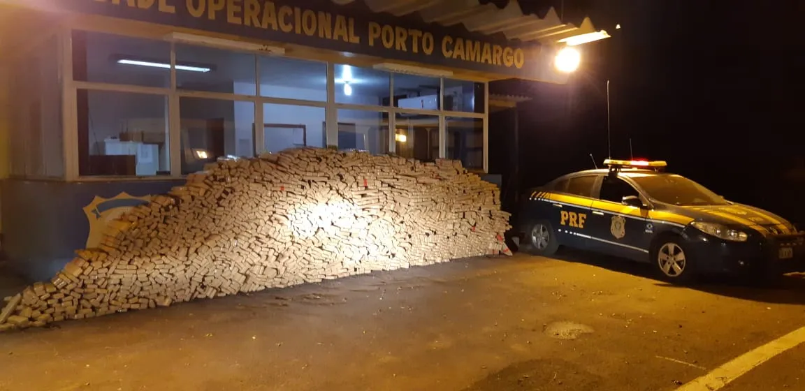 PRF prende mulher com quase 2 toneladas de maconha escondida em ônibus no Paraná