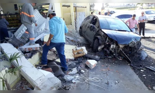 
						
							Carro desgovernado destrói parede de mercado em Ponta Grossa  
						
						