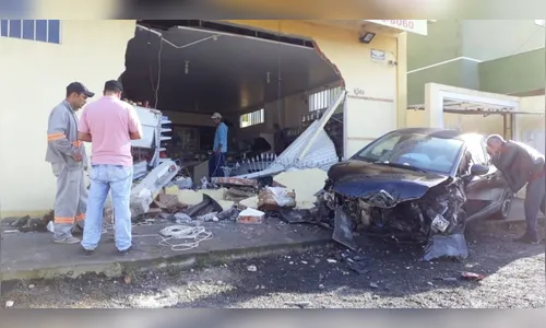 Carro desgovernado destrói parede de mercado em Ponta Grossa  