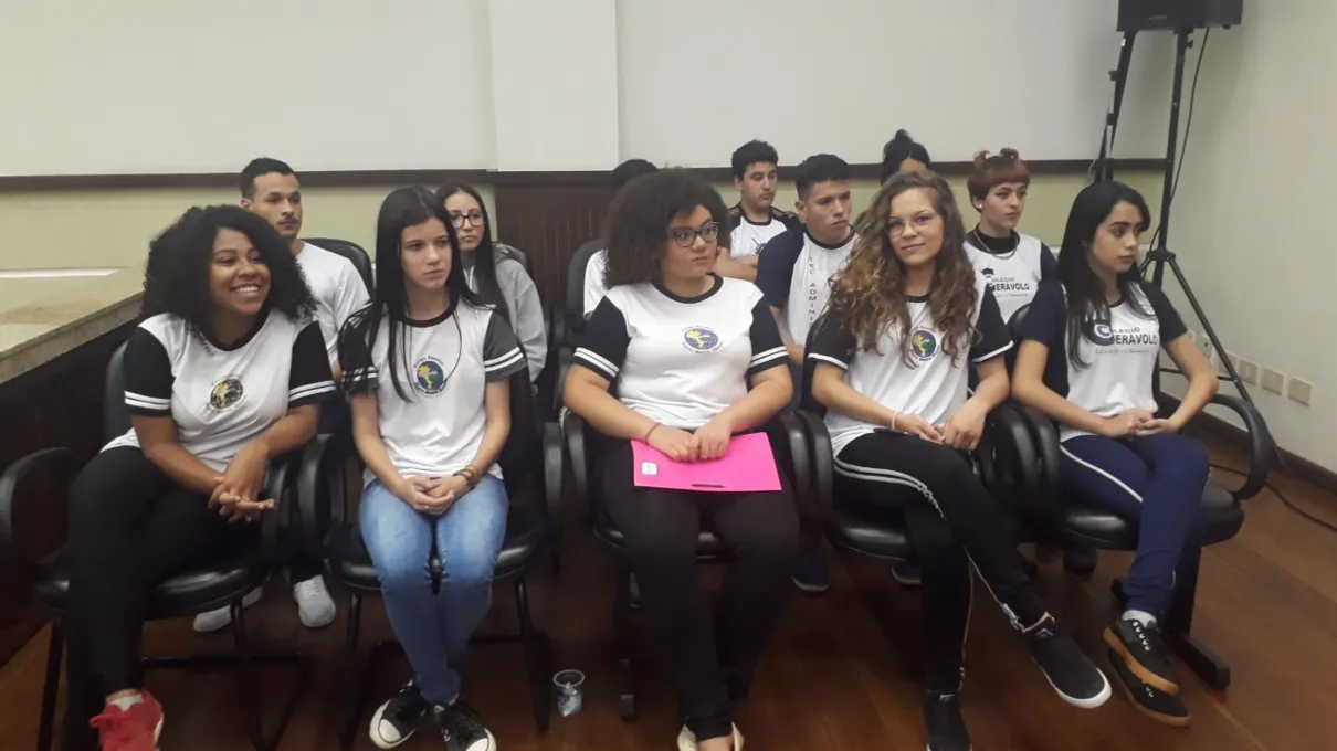 Diplomados os novos vereadores do Parlamento Jovem de Apucarana