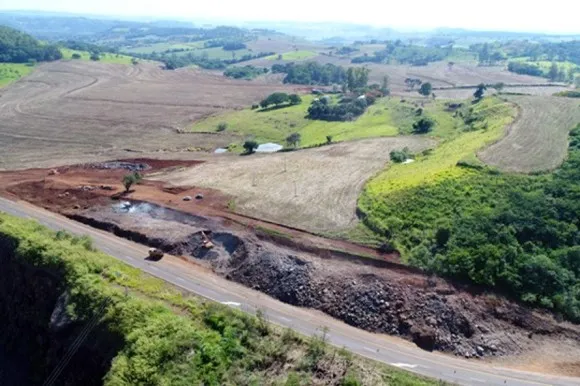 Detonação de rocha interdita a PR-445 nesta terça-feira