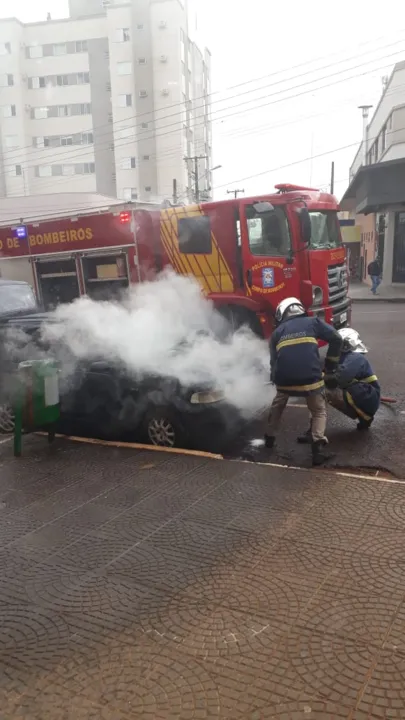 Carro pega fogo no centro de Ivaiporã