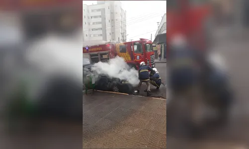 Carro pega fogo no centro de Ivaiporã