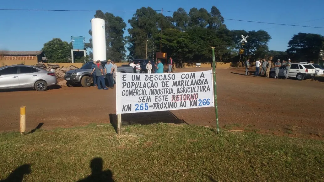 Moradores de Marilândia protestam e pedem retorno 