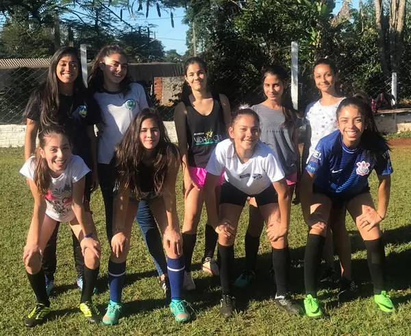 Meninas que treinam na escolinha de futebol no distrito da Vila Reis, com a professora Andreza Navarro - Foto: Divulgação