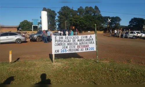 Moradores de Marilândia protestam e pedem retorno 