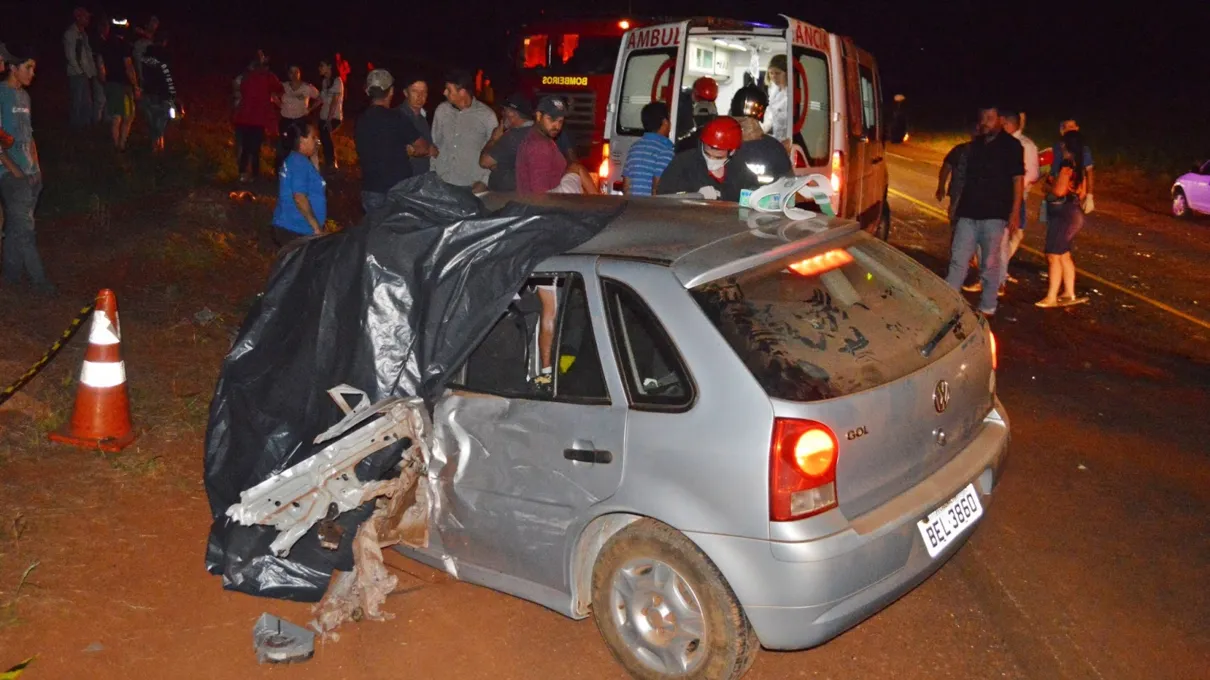 Carro de funerária que transportava corpo se envolve em acidente; uma mulher morreu 