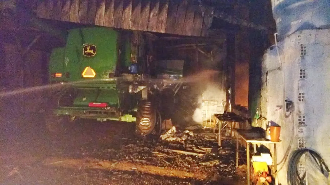 Incêndio atingiu barracão com máquinas agrícolas. Foto: Blog do Berimbau/Divulgação