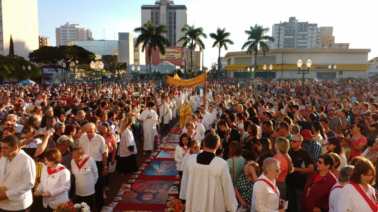 Procissão de Corpus Christi realizada em Apucarana