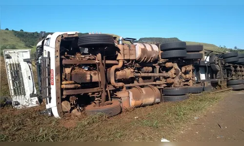 Caminhão tomba na PR-444; motorista ficou ferido 