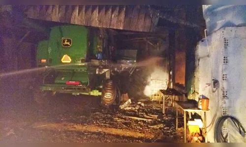 Incêndio atinge barracão com máquinas agrícolas, em Manoel Ribas