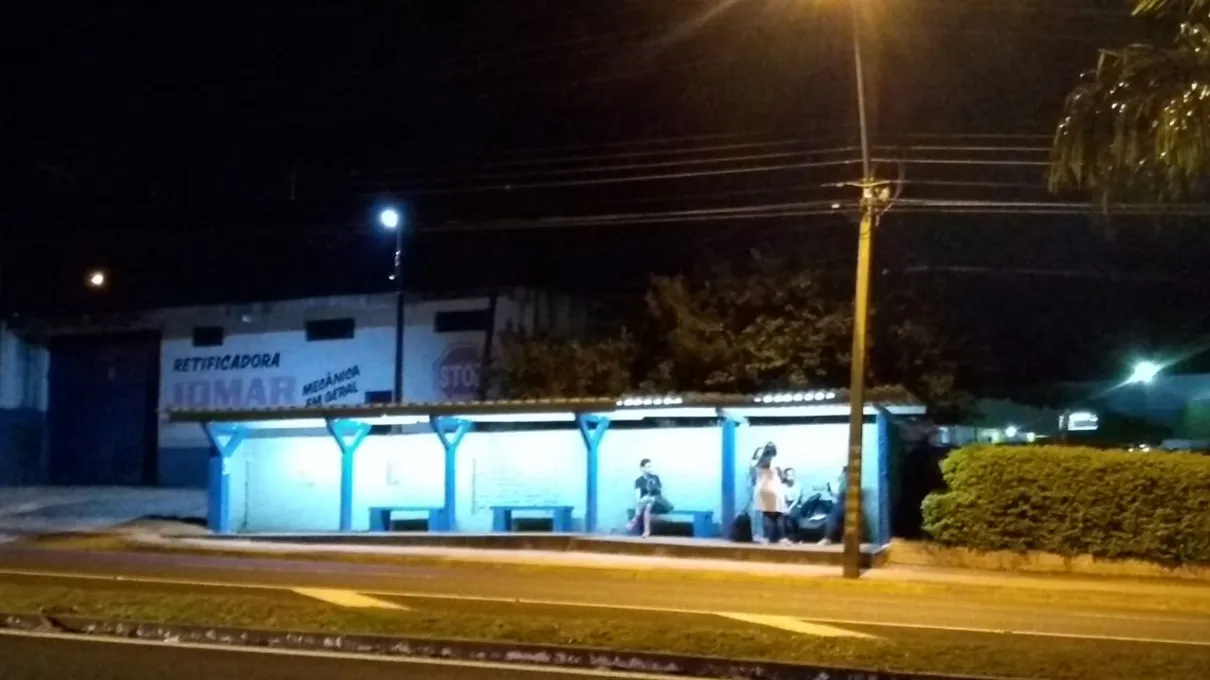 Prefeitura de Apucarana instala iluminação em ponto de ônibus 
