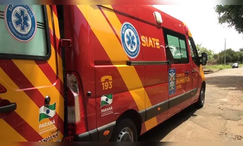 Caminhão sai da pista, bate em poste e tomba em Apucarana 