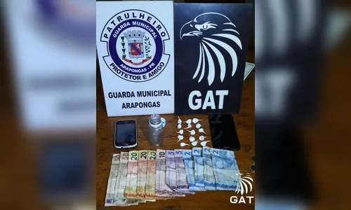 Dupla é presa com cocaína e dinheiro, em Arapongas