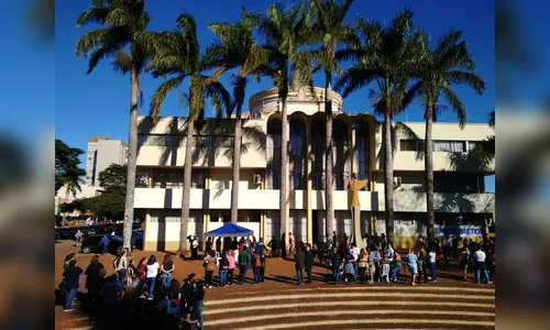 Professores e funcionários que aderiram à greve realizam ato no centro de Apucarana 