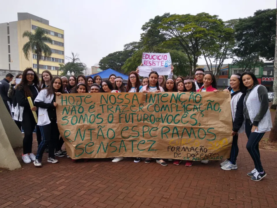 Estudantes do curso de formação de docentes realizam ato no centro de Apucarana 