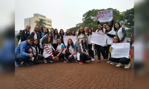 
						
							Estudantes do curso de formação de docentes realizam ato no centro de Apucarana 
						
						