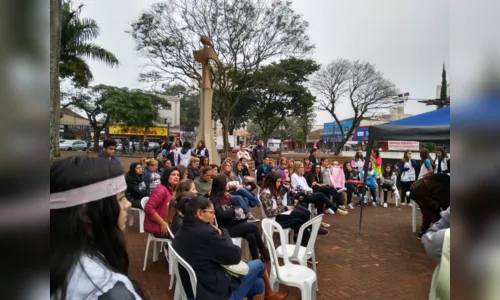 
						
							Estudantes do curso de formação de docentes realizam ato no centro de Apucarana 
						
						