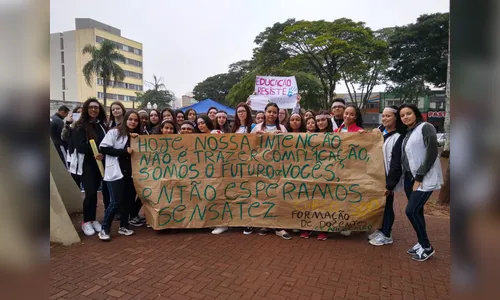 Estudantes do curso de formação de docentes realizam ato no centro de Apucarana 