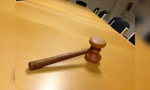 Lei determina que advogados e promotores sentem no mesmo patamar durante audiências