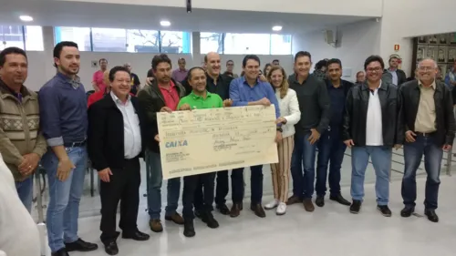 Um cheque simbólico foi entregue ao prefeito