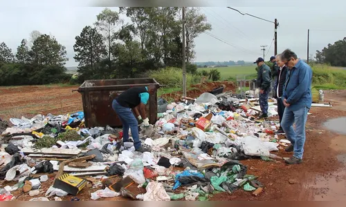Descarte irregular de lixo é encontrado na saída para Sabáudia