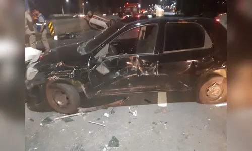 Briga de trânsito causa acidente entre três carros e uma moto