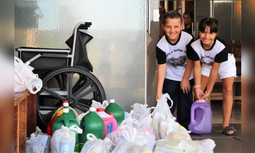 
							Alunos entregam doações no Lar são Vicente de Paulo e Lar Santo Antônio em Arapongas 
						
						