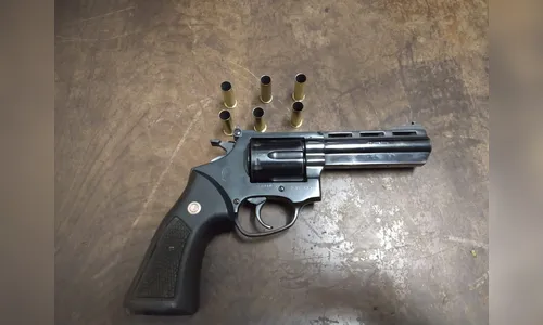 PM de Apucarana prende homem que estava armado dentro de tabacaria 