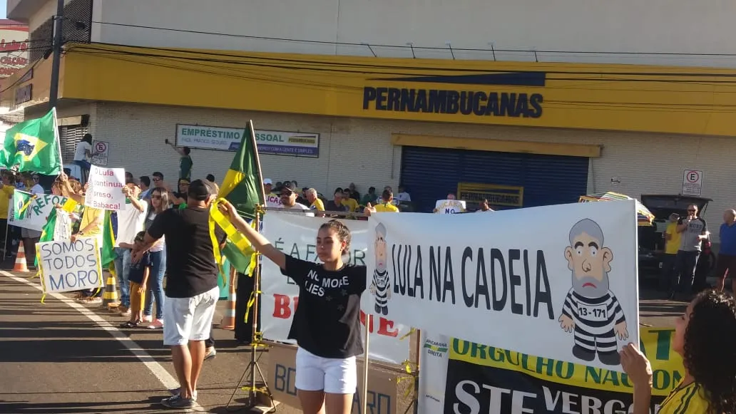 Manifestação popular na Praça Rui Barbosa