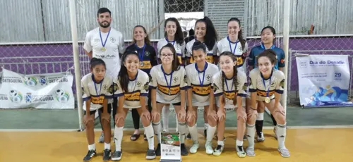 O time feminino sub-14 do Colégio Mater Dei foi campeão no final de semana em Ortigueira - Foto: Divulgação