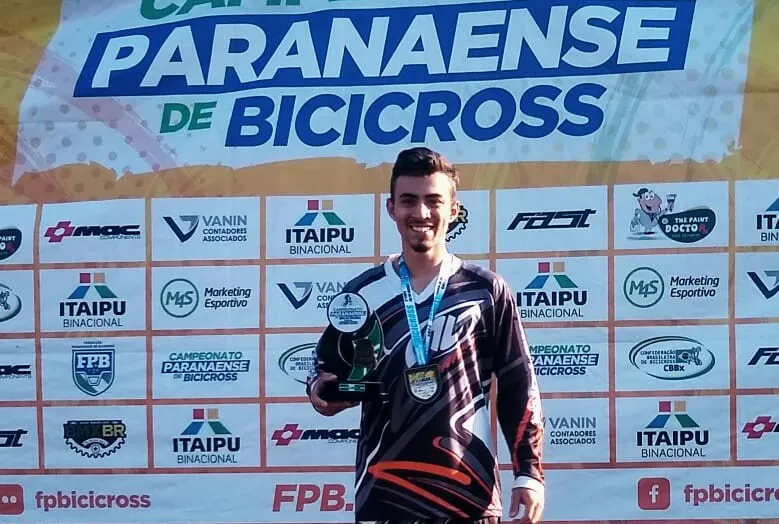 O piloto Luiz Felipe Dias, de Apucarana, venceu a segunda etapa do Paranaense de Bicicross - Foto: Divulgação