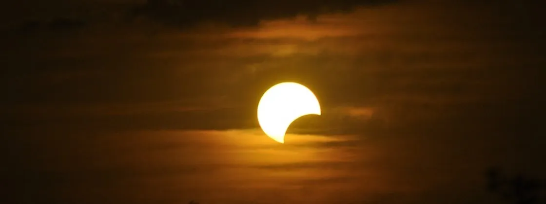 Saiba como acompanhar o eclipse solar desta terça-feira em Apucarana e região