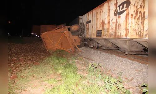 
							Treminhão carregado com cana é atingido por trem em Jandaia do Sul
						
						