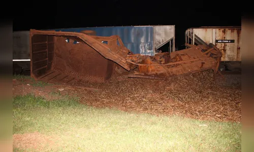 Treminhão carregado com cana é atingido por trem em Jandaia do Sul