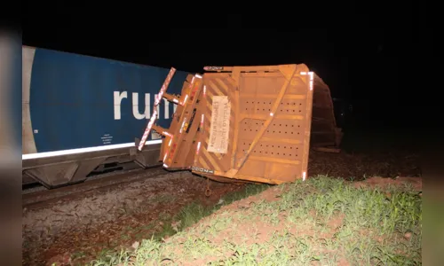 
							Treminhão carregado com cana é atingido por trem em Jandaia do Sul
						
						