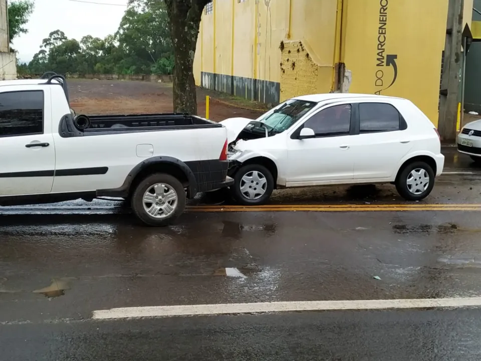 Acidente envolvendo três carros deixa mulher ferida em Apucarana