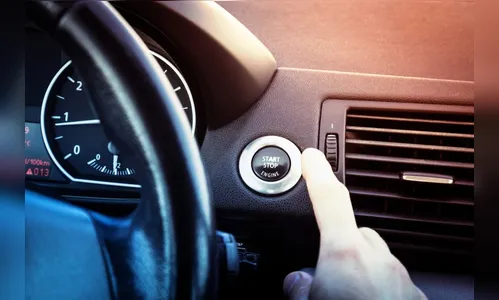 Criança de 11 anos dá partida e carro bate contra parede em Cambira