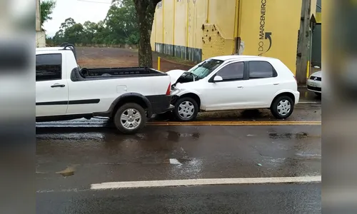 Acidente envolvendo três carros deixa mulher ferida em Apucarana