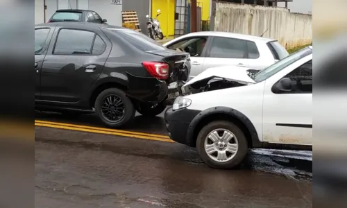 
						
							Acidente envolvendo três carros deixa mulher ferida em Apucarana
						
						